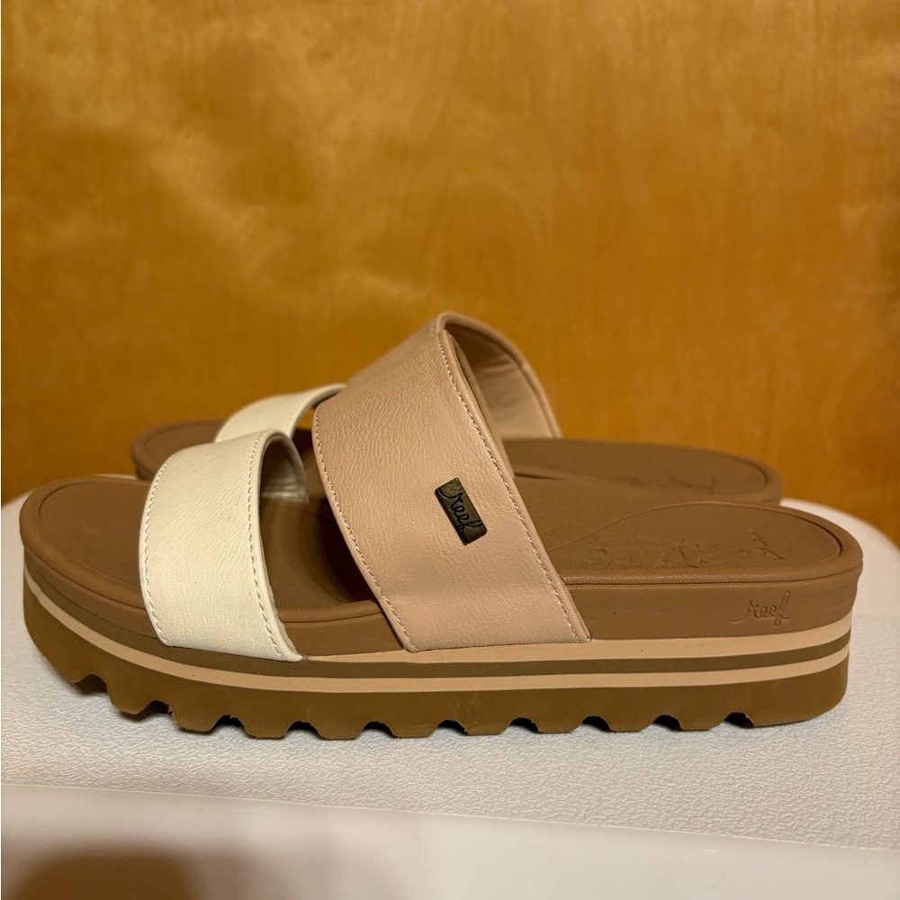 Reef Cushioned Two-Tone Slide Sandals in Cream and Tan - Size 6